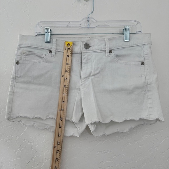LOFT White Scalloped Hem Denim Shorts Size 6 (28) NWOT - Picture 4 of 5